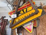 un tas de vieilles affiches suspendues au plafond d'un garage