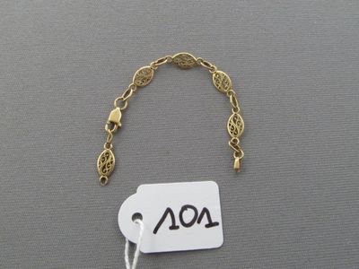 un bracelet en or avec une plaque sur laquelle est inscrit « aol »