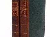 deux vieux livres posés l'un sur l'autre sur une table