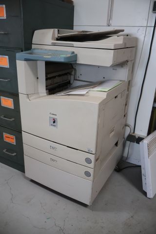 Sept configurations informatiques, chacune avec UC, écran plat, q...