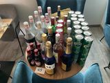 de nombreuses bouteilles d'alcool posées sur une table dans le salon