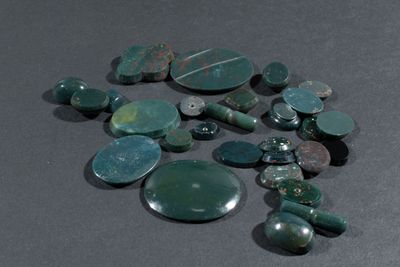 Jaspe sanguin sur papier. Sachet contenant des cabochons des…