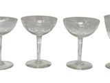 trois verres à vin transparents posés les uns à côté des autres sur une surface blanche