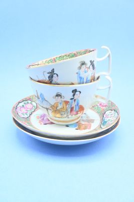 deux tasses et soucoupes posées sur une soucoupe, sur fond bleu