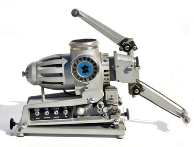 une machine posée sur une table