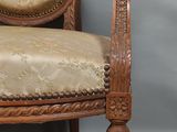 l'image d'une chaise en bois avec une assise rembourrée de couleur beige