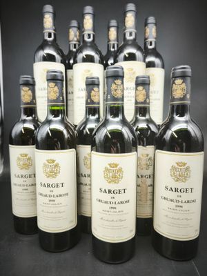 plusieurs bouteilles de vin sont alignées sur une table