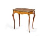 une image d'une petite table avec un plateau et des pieds en bois