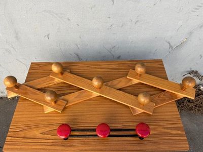 une planche en bois sur laquelle se trouvent des boules et des chevilles en bois