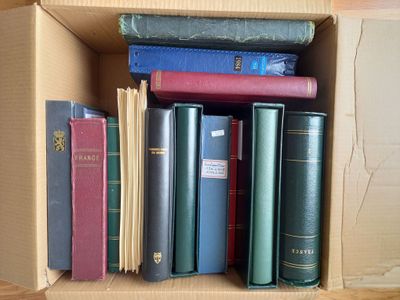 une boîte remplie de livres posée sur une table en bois