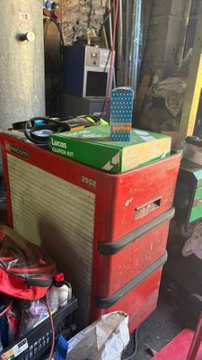 une pile de boîtes empilées les unes sur les autres