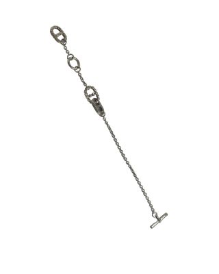 un gros plan d'un bracelet à maillons orné d'une croix
