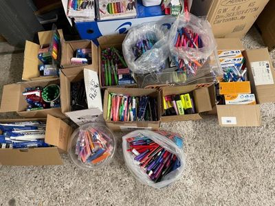 de nombreuses boîtes de crayons de couleur, de stylos, de feutres, de feutres, de feutres, de feutres, de feutres, de feutres, de feutres, de feutres, de feutres, de feutres, de feutres