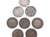 gros plan d'un paquet de pièces de monnaie sur une surface blanche