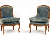 une paire de chaises anciennes avec un revêtement bleu, revêtement bleu, revêtement bleu, revêtement bleu, revêtement bleu, revêtement bleu, revêtement bleu, revêtement bleu, revêtement