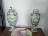 deux vases et une assiette posés sur une table en bois
