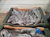 deux cartons de vêtements posés par terre