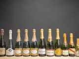 Des bouteilles de champagne sont alignées sur une table