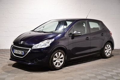 la photo d'une petite voiture bleue garée dans un garage