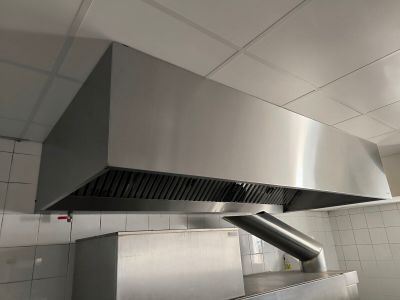 une image d'une cuisine commerciale avec des appareils en acier inoxydable