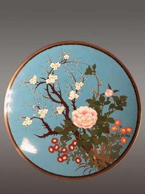 une assiette bleue décorée d'un motif floral