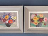 deux tableaux représentant des fleurs dans un vase, sur un mur bleu