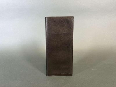 Longchamp. Important porte-cartes en cuir grainé chocolat co…