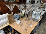 de nombreux verres à vin posés sur une table dans une pièce