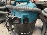 un aspirateur posé par terre à côté d'autres aspirateurs