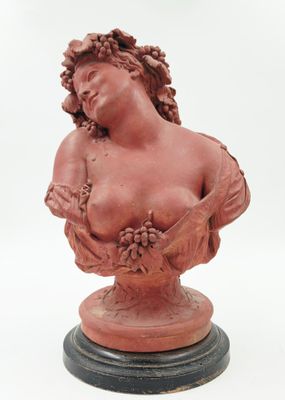 sculpture représentant une femme tenant un bouquet de fleurs, posée sur un socle