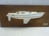 une photo d'une maquette de bateau sur une plaque en bois