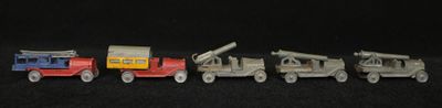 cinq petits trains miniatures alignés sur une surface noire