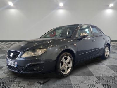 la photo d'une voiture grise garée dans un garage
