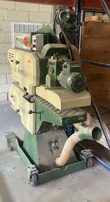a machine that is sitting on a cart in a garage