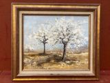une peinture à l'huile représentant deux arbres dans un champ avec un mur rouge en arrière-plan