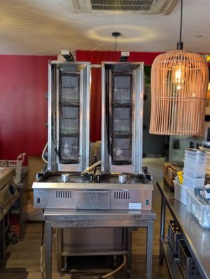 une photo de la cuisine d'un restaurant où l'on voit beaucoup de plats posés sur le comptoir