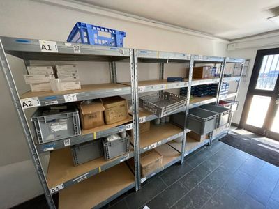 de nombreuses étagères remplies de cartons dans un magasin
