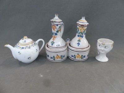 quatre types différents de théières et de tasses sur la table
