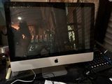 un écran d'ordinateur posé sur un bureau avec un clavier et une souris