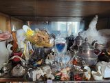une étagère en bois sur laquelle sont posés de nombreux objets divers