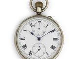 une montre de poche en argent avec des chiffres romains sur le cadran