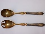 deux cuillères posées sur une table