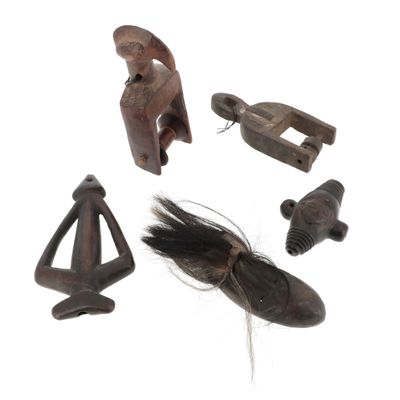LOT D'OBJETS AFRICAINS : - Deux poulies en bois sculpté (l'u…