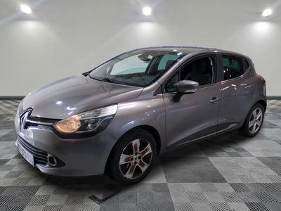 la voiture grise est garée dans le garage sur un sol en damier