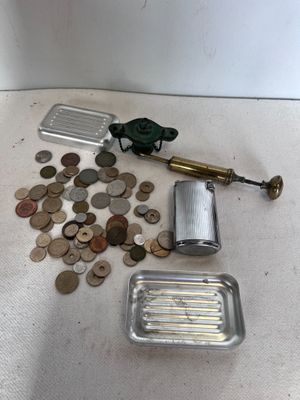 beaucoup de pièces et un briquet sur la table