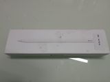 emballage d'un Apple Pencil blanc posé sur une boîte blanche
