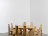 une table et des chaises dans une pièce aux murs blancs