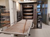 une photo d'une cuisine professionnelle équipée d'un tapis roulant