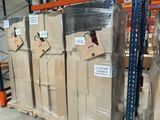 une grande pile de cartons sur une palette dans un entrepôt