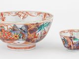 un bol et une tasse posés sur une surface blanche